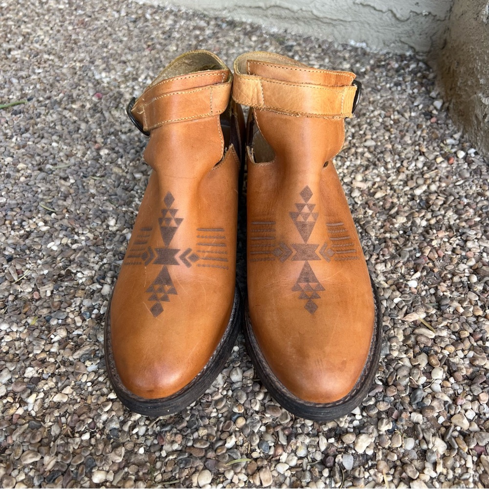 Sbicca Honey Tan Ankle Shooties  with Southwest Pattern Size 7 1/2